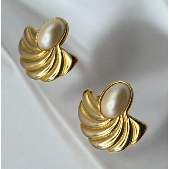 Vintage Faux Pearl Clip On Earrings Gold Tone Shell Design Bold Elegant - Picture 1 of 6